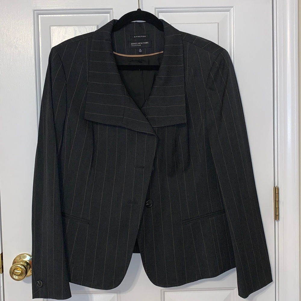 STRETCH JONES NEW YORK COLLECTION BLAZER.